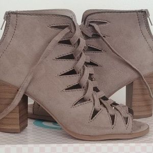 New Soda Women's Lace Up Ankle Bootie Size 7